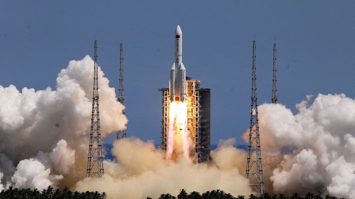 Na Zemi se o víkendu zřítí trosky čínské rakety